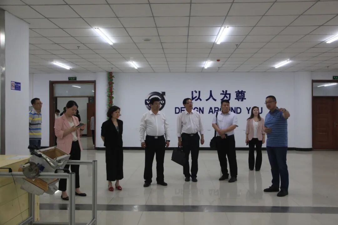 到省级技能大师"田永江大师工作室"进行实地评估专家组成员到录播教室