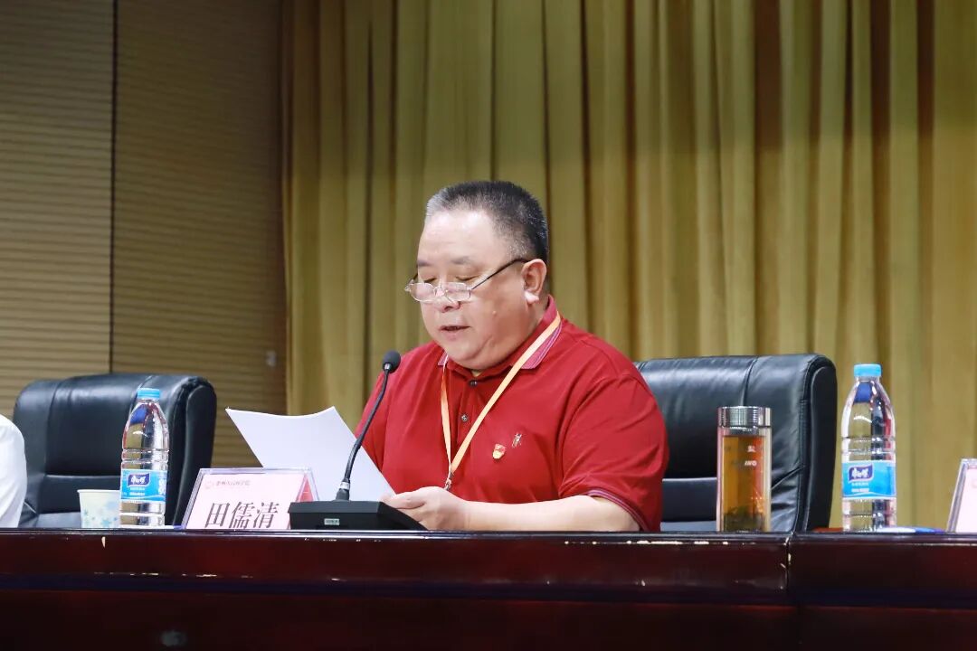 教师代表汽车工程系张国川老师和学生代表财经商贸系李美作同学分别作