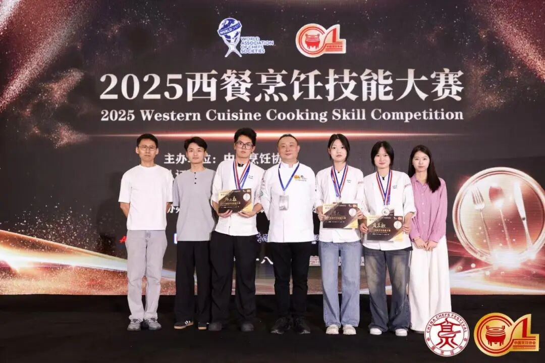 喜获银牌！佛山技师学院学子协同校企合作企业亮相第 34 届厨师节，闪耀国际西餐赛事 